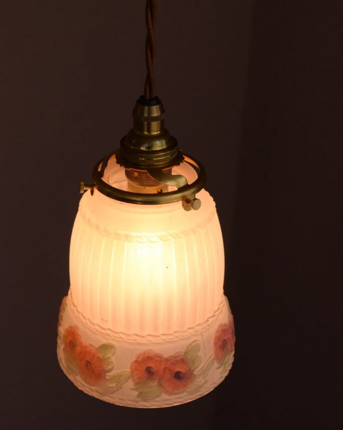 ペンダントライト　照明・ライティング　アンティークのペンダントライト、ピンクのお花のペンダント（コード・シャンデリア電球・ギャラリーA付き）。。(m-3990-z)