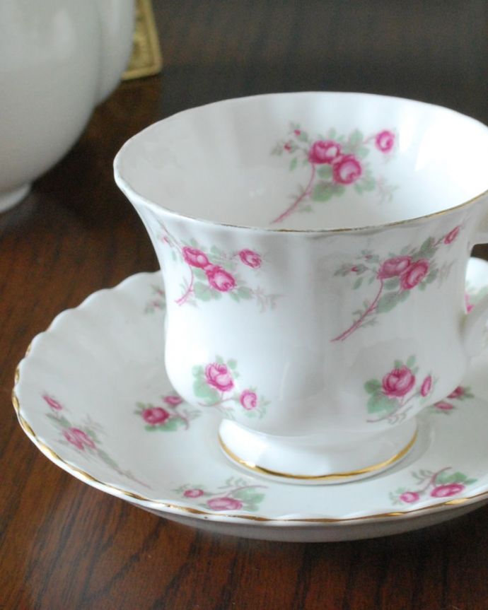 【雑貨類商品UP用】 アンティーク カップ&ソーサー。飾って使って楽しむ小さなアンティークアンティークでしか手に入れることが出来ない美しい模様のカップ&ソーサー。(m-3995-z)