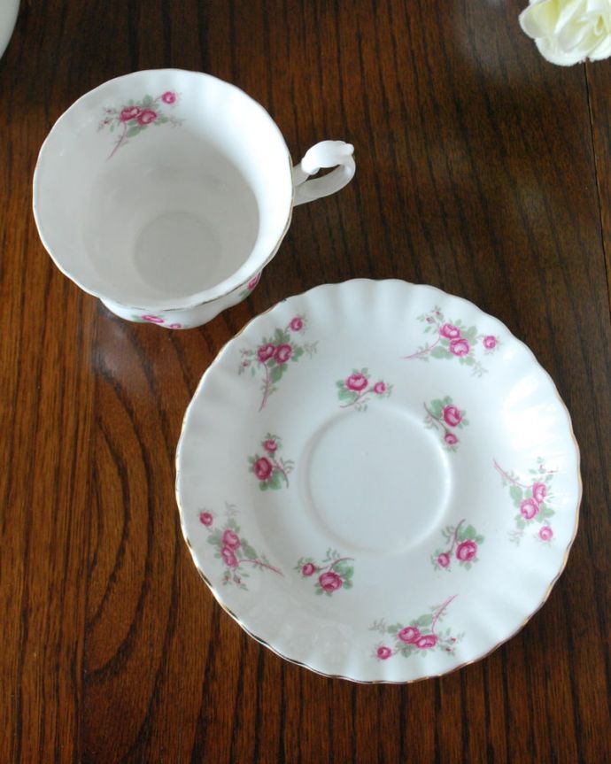 【雑貨類商品UP用】 アンティーク カップ&ソーサー。上から見るとこんな感じです状態のいいものだけを選んでいますが、アンティークなのでキズや欠けがある場合があります。(m-3995-z)