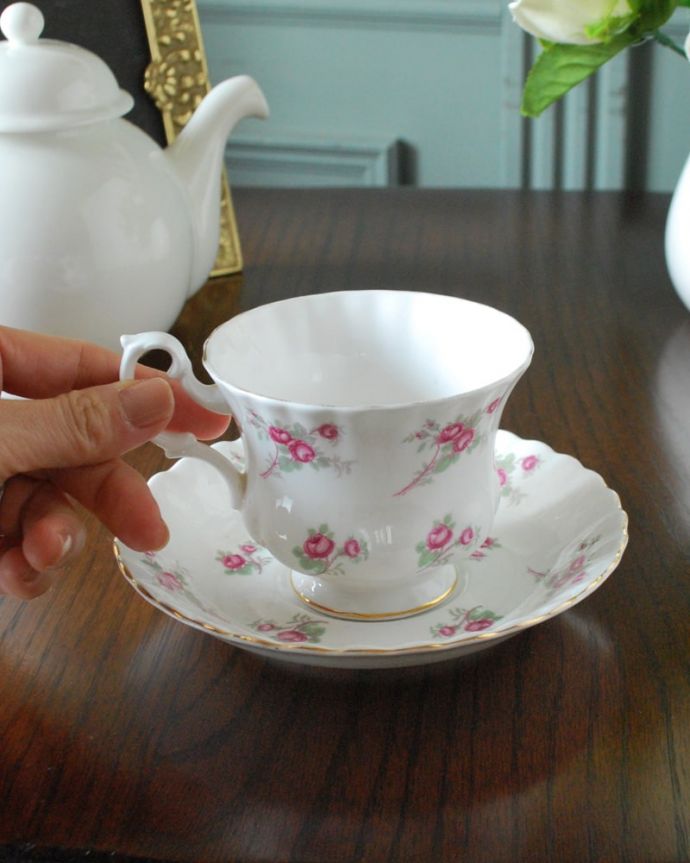 【雑貨類商品UP用】 アンティーク カップ&ソーサー。お茶の時間をもっと優雅に・・・眺めているだけじゃもったいないので、実用的に使って下さい。(m-3995-z)