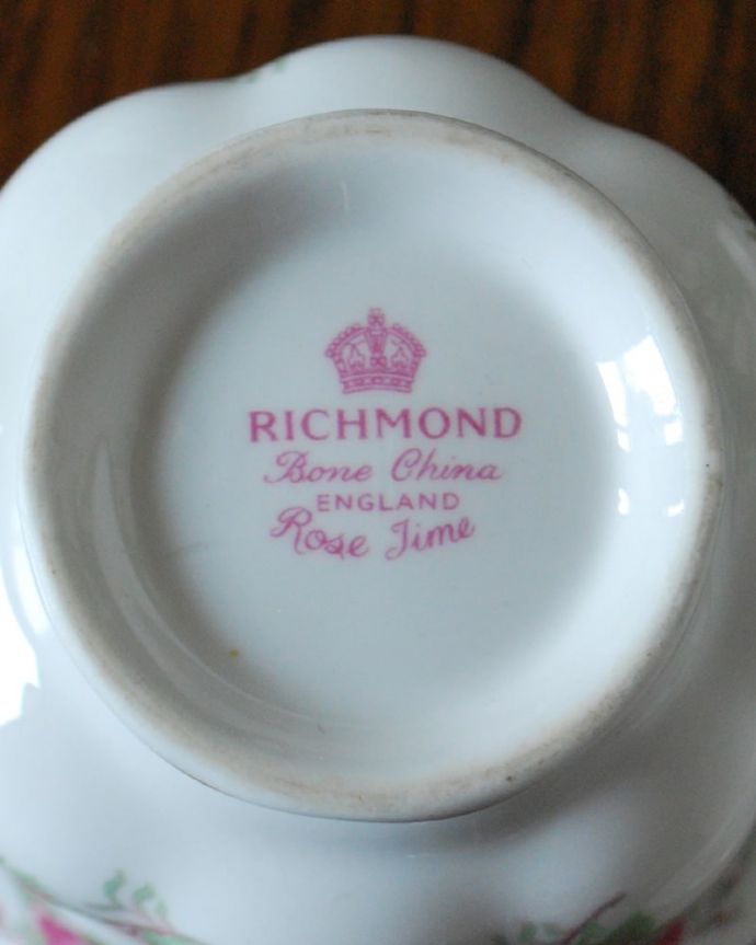 【雑貨類商品UP用】 アンティーク カップ&ソーサー。裏側には品質の証製造メーカー保証の意味がこもった窯印、ポーセリンマークがあります。(m-3995-z)