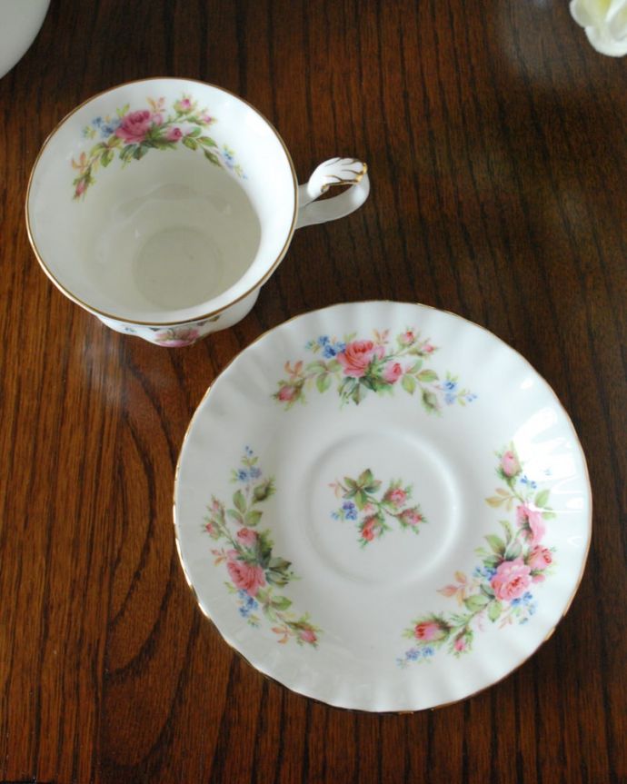 アンティーク 陶磁器の雑貨　アンティーク雑貨　 ロイヤルアルバート社のモスローズシリーズ。アンティークのカップ＆ソーサー。上から見るとこんな感じです状態のいいものだけを選んでいますが、アンティークなのでキズや欠けがある場合があります。(m-3996-z)