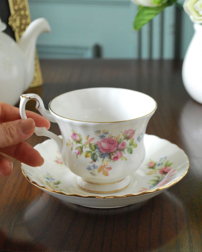アンティーク 陶磁器の雑貨　アンティーク雑貨　 ロイヤルアルバート社のモスローズシリーズ。アンティークのカップ＆ソーサー。大きさはコレくらいです眺めているだけじゃもったいないので、実用的に使って楽しんで下さい。(m-3996-z)