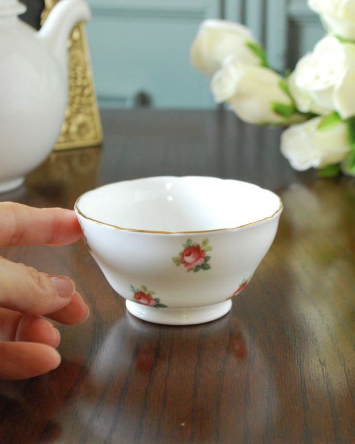 アンティーク 陶磁器の雑貨　アンティーク雑貨　Adderley（アドレイ）窯の陶磁器、バラの花のシュガーボウル。大きさはコレくらい状態のいいものだけを選んでいますが、アンティークなのでキズや欠けがある場合があります。(m-4005-z)