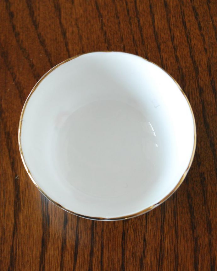 アンティーク 陶磁器の雑貨　アンティーク雑貨　Adderley（アドレイ）窯の陶磁器、バラの花のシュガーボウル。上から見るとこんな感じです眺めて楽しむだけじゃなく、実際に使っても楽しんでください。(m-4005-z)