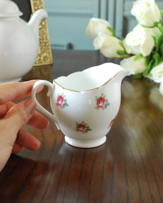 アンティーク 陶磁器の雑貨　アンティーク雑貨　Adderley（アドレイ）窯の陶磁器、バラの花のミルクピッチャー。大きさはコレくらい状態のいいものだけを選んでいますが、アンティークなのでキズや欠けがある場合があります。(m-4006-z)