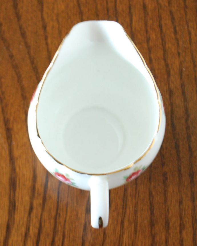 アンティーク 陶磁器の雑貨　アンティーク雑貨　Adderley（アドレイ）窯の陶磁器、バラの花のミルクピッチャー。上から見るとこんな感じです眺めて楽しむだけじゃなく、実際に使っても楽しんでください。(m-4006-z)