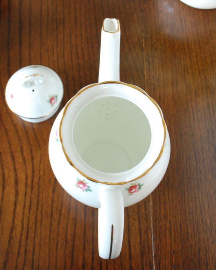 アンティーク 陶磁器の雑貨　アンティーク雑貨　Adderley（アドレイ）窯の陶磁器、バラの花のティーポット。上から見るとこんな感じです眺めて楽しむだけじゃなく、実際に使っても楽しんでください。(m-4007-z)