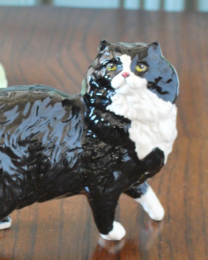 アンティーク 陶磁器の雑貨　アンティーク雑貨　ロイヤルドルトン社のアンティークオブジェ、ネコのフィギュリン。イギリスを代表するロイヤルドルトンのフィギリン見ているだけで思わず微笑んじゃう可愛らしさ。(m-4011-z)