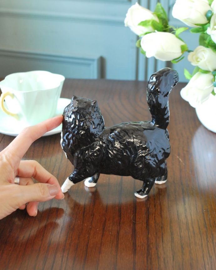 アンティーク 陶磁器の雑貨　アンティーク雑貨　ロイヤルドルトン社のアンティークオブジェ、ネコのフィギュリン。大きさはこれくらいです後姿もリアル！どこから見てもリアルで癒されます。(m-4011-z)