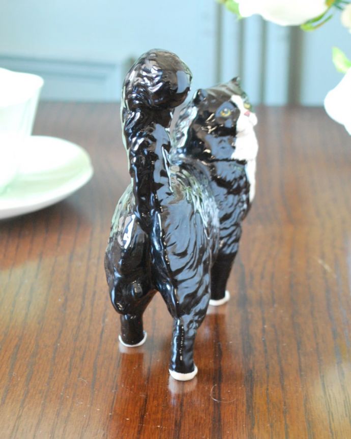 アンティーク 陶磁器の雑貨　アンティーク雑貨　ロイヤルドルトン社のアンティークオブジェ、ネコのフィギュリン。後姿も可愛いアンティークなので多少のキズ・汚れがある場合がありますが、使用上問題はありませんので、ご了承下さい。(m-4011-z)