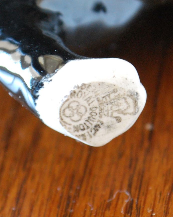 アンティーク 陶磁器の雑貨　アンティーク雑貨　ロイヤルドルトン社のアンティークオブジェ、ネコのフィギュリン。裏側には品質の証製造メーカー保証の意味がこもった窯印、ポーセリンマークがあります。(m-4011-z)