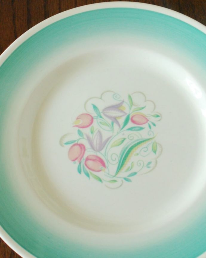 スージークーパー　アンティーク雑貨　スージークーパー「ドレスデンスプレイ」のアンティークプレート。スージーが育った故郷に咲く花ロイヤルファミリーも魅了されたドレスデンスプレイは、スージーが新婚時代に発表した彼女の故郷に咲く4種類のお花がちりばめられた優しいデザインです。(m-4019-z)