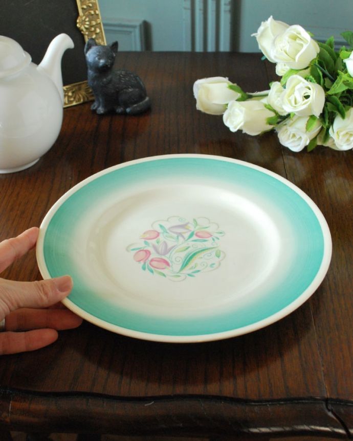 スージークーパー　アンティーク雑貨　スージークーパー「ドレスデンスプレイ」のアンティークプレート。飾っても楽しめるディナープレート実用的に食卓で使うのはもちろんキャビネットの中に入れて眺めて楽しむ観賞用のキャビネットプレートとして飾っておくだけで、なんだか心を豊かにしてくれます。(m-4019-z)