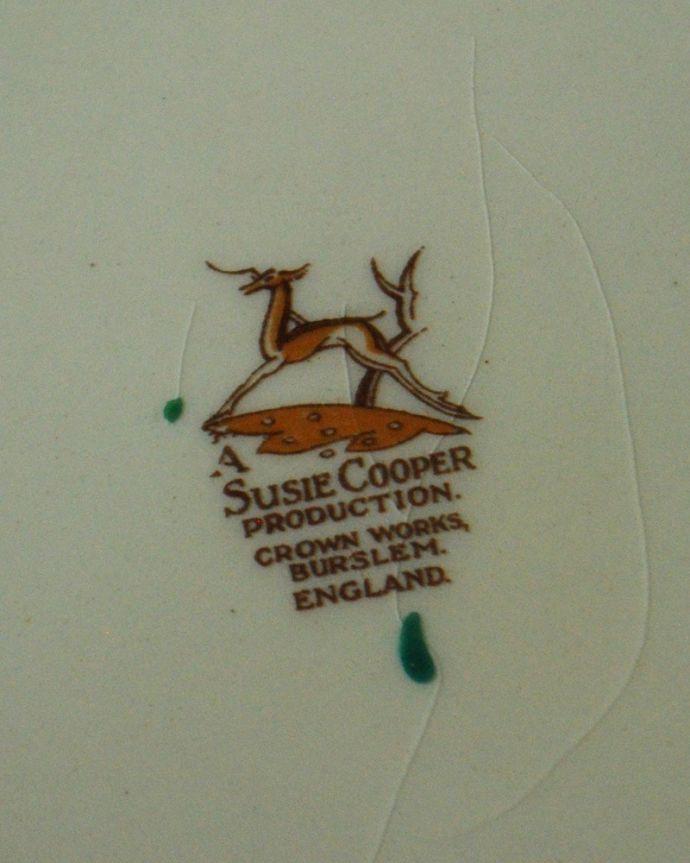 スージークーパー　アンティーク雑貨　スージークーパー「ドレスデンスプレイ」のアンティークプレート。裏側のバックスタンプ1932～65年製造のスージークーパ―プロダクションで使われていたバックスタンプが押されています。(m-4019-z)