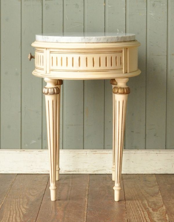 アンティークのチェスト　アンティーク家具　美しいアンティークのフレンチ家具、天板が大理石のナイトテーブル。サイドから見ても美しいデザイン。(m-402-f)