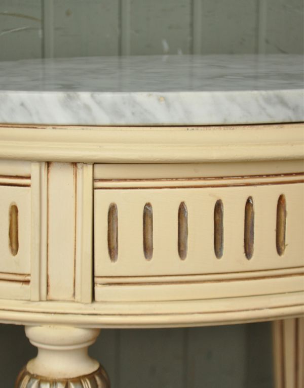 アンティークのチェスト　アンティーク家具　美しいアンティークのフレンチ家具、天板が大理石のナイトテーブル。隅々まで細やかな彫が施されています。(m-402-f)