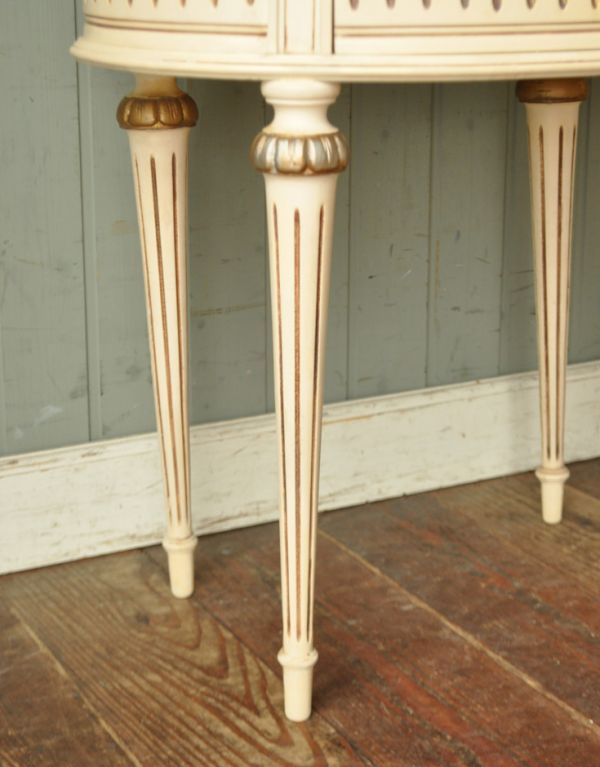 アンティークのチェスト　アンティーク家具　美しいアンティークのフレンチ家具、天板が大理石のナイトテーブル。華奢で女性らしい脚が外国風の雰囲気を作ってくれます。(m-402-f)