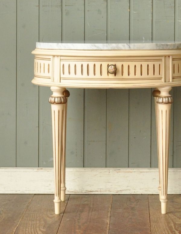 アンティークのチェスト　アンティーク家具　美しいアンティークのフレンチ家具、天板が大理石のナイトテーブル。時計や携帯を置いたり、写真を飾ったり・・・ディスプレイも楽しめます。(m-402-f)