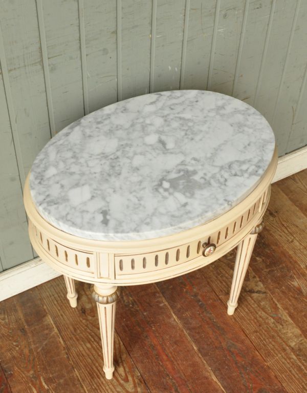 アンティークのチェスト　アンティーク家具　美しいアンティークのフレンチ家具、天板が大理石のナイトテーブル。天板は大理石で仕上がっています。(m-402-f)