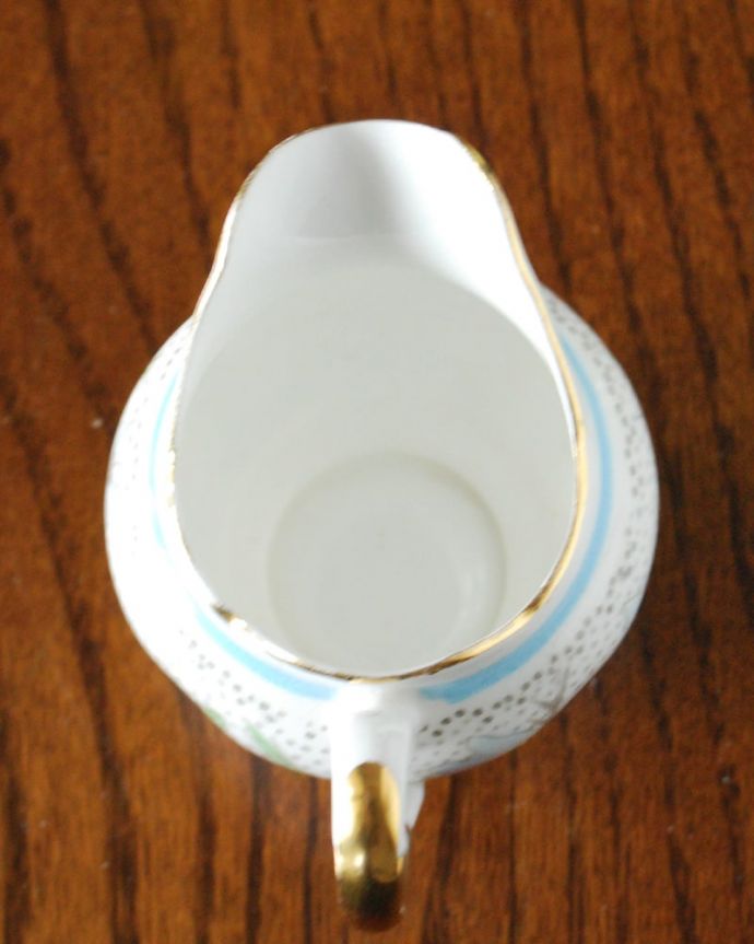 アンティーク 陶磁器の雑貨 アンティーク雑貨 イギリスのアンティーク陶磁器、トスカン窯のミルクピッチャー。上から見るとこんな感じです状態のいいものだけを選んでいますが、アンティークなのでキズや欠けがある場合があります。(m-4027-z)