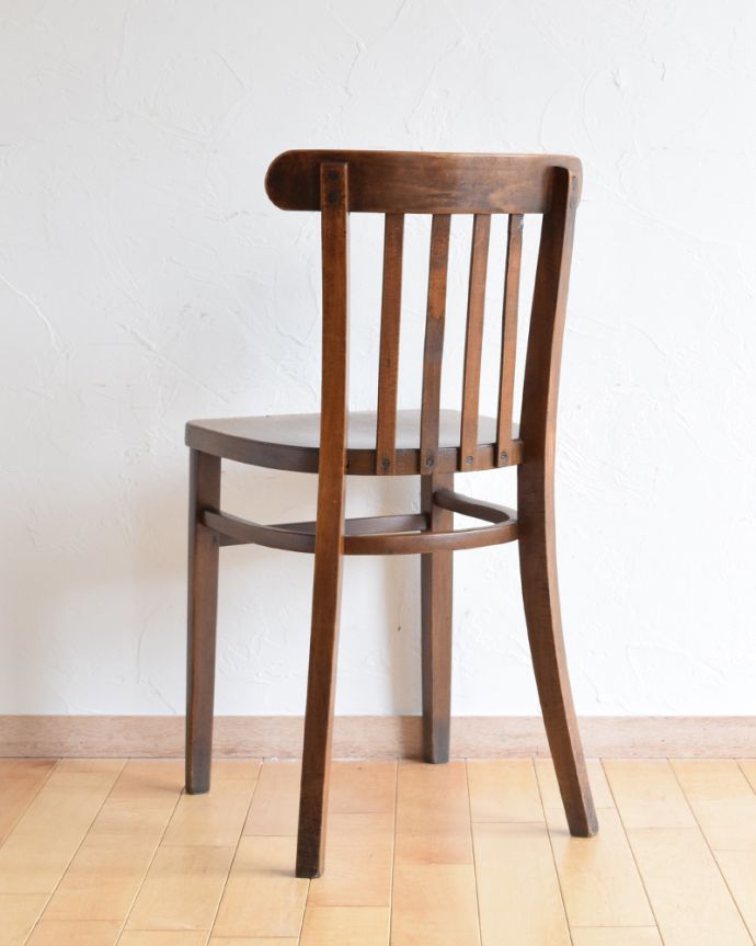 おしゃれな椅子、ベントウッドチェアの後ろ姿