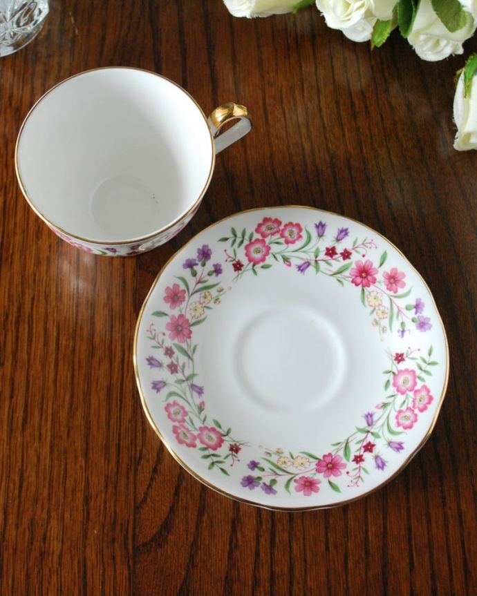 アンティーク 陶磁器の雑貨　アンティーク雑貨　英国のアンティーク陶磁器、ウィンザー（WINDSOR）のアンティークカップ＆ソーサー。上から見るとこんな感じです状態のいいものだけを選んでいますが、アンティークなのでキズや欠けがある場合があります。(m-4030-z)