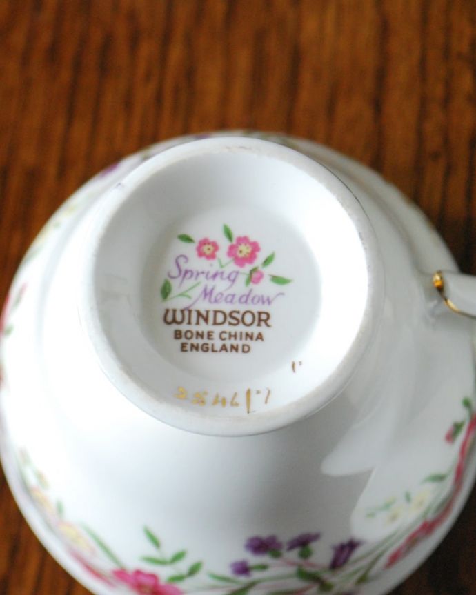 アンティーク 陶磁器の雑貨　アンティーク雑貨　英国のアンティーク陶磁器、ウィンザー（WINDSOR）のアンティークカップ＆ソーサー。裏側には品質の証製造メーカー保証の意味がこもった窯印、ポーセリンマークがあります。(m-4030-z)