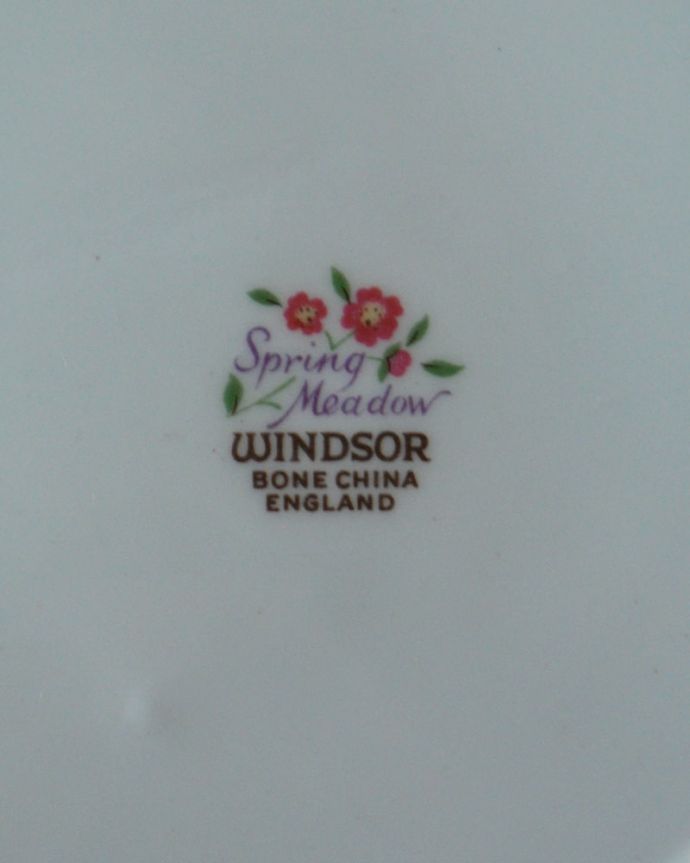 アンティーク 陶磁器の雑貨　アンティーク雑貨　英国のアンティーク陶磁器、ウィンザー（WINDSOR）のアンティークB&Bプレート。裏側には品質の証製造メーカー保証の意味がこもった窯印、ポーセリンマークがあります。(m-4032-z)