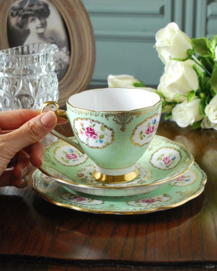 ROSLYN CHINA (ロズリンチャイナ）のアンティークカップ＆ソーサー