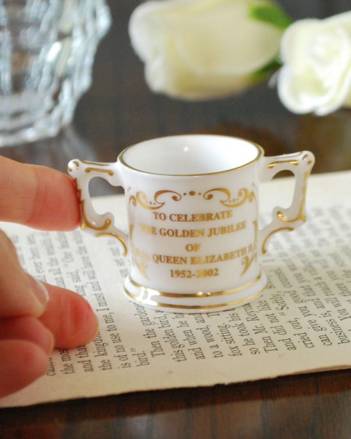 アンティーク 陶磁器の雑貨 アンティーク雑貨 置物。大きさはこれくらいですコレクションしたくなるくらい小さなサイズが可愛いんです。(m-4040-z-1)