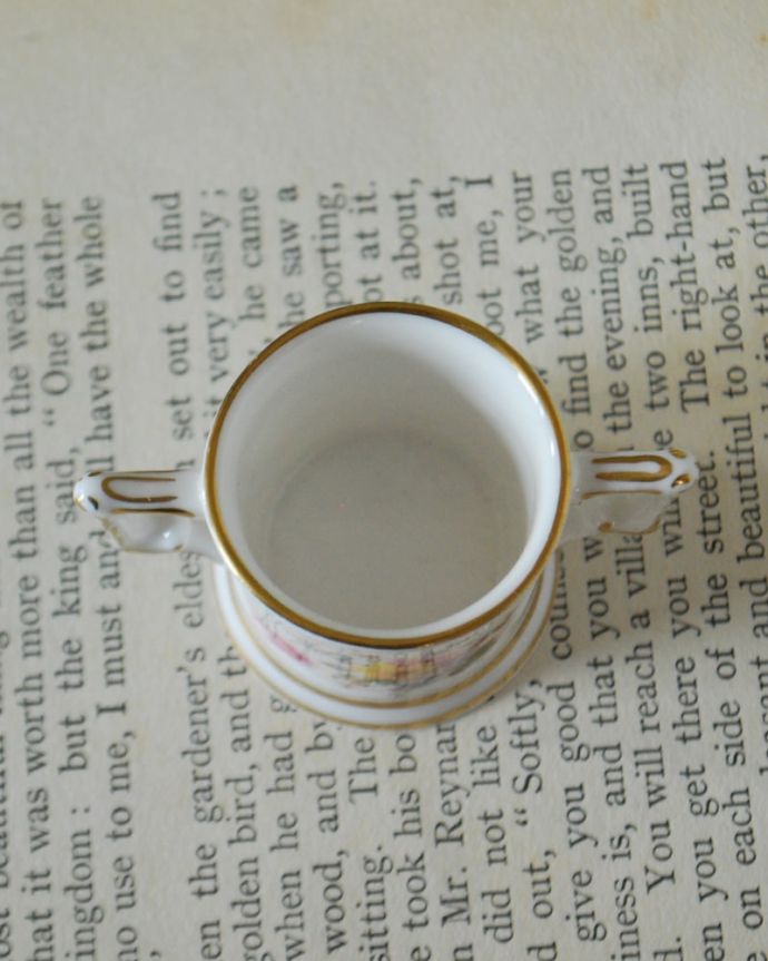 アンティーク 陶磁器の雑貨 アンティーク雑貨 置物。後姿も可愛いアンティークなので多少のキズ・汚れがある場合がありますが、使用上問題はありませんので、ご了承下さい。(m-4040-z-1)