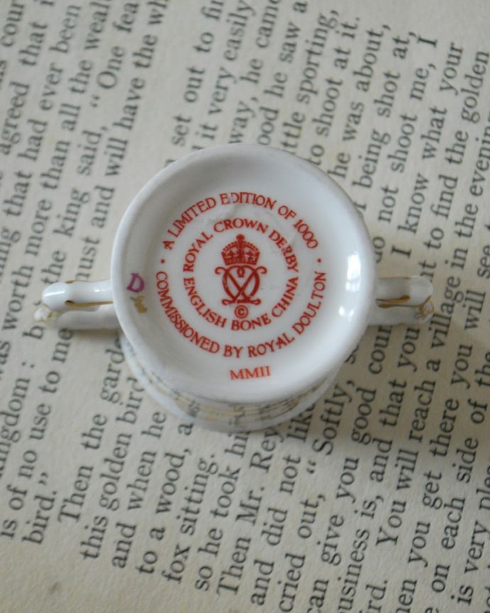 アンティーク 陶磁器の雑貨 アンティーク雑貨 置物。裏側には品質の証製造メーカー保証の意味がこもった窯印、ポーセリンマークがあります。(m-4040-z-1)