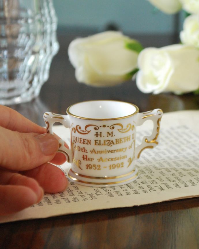 アンティーク 陶磁器の雑貨　アンティーク雑貨　置物。大きさはこれくらいですコレクションしたくなるくらい小さなサイズが可愛いんです。(m-4040-z-3)