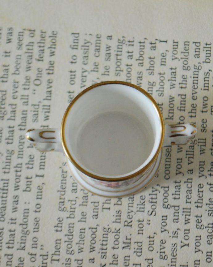 アンティーク 陶磁器の雑貨　アンティーク雑貨　置物。後姿も可愛いアンティークなので多少のキズ・汚れがある場合がありますが、使用上問題はありませんので、ご了承下さい。(m-4040-z-3)