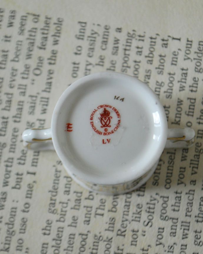 アンティーク 陶磁器の雑貨　アンティーク雑貨　置物。裏側には品質の証製造メーカー保証の意味がこもった窯印、ポーセリンマークがあります。(m-4040-z-3)