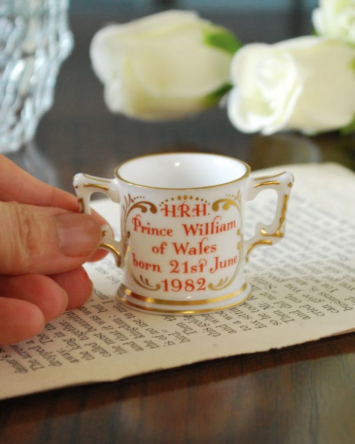 アンティーク 陶磁器の雑貨 アンティーク雑貨 ロイヤルクラウンダービー(ポジー)のアンティーク陶磁器、コロネーションアイテム 大きさはこれくらいですコレクションしたくなるくらい小さなサイズが可愛いんです。(m-4040-z-4)