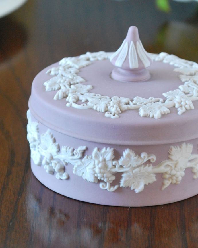 アンティーク 陶磁器の雑貨　アンティーク雑貨　ウェッジウッドのアンティークジャスパーウェア、ライラック色のフタ付き小物入れ。繊細で優雅なデザインですぷっくりと浮かび上がる白い模様は、一体的な美しい葡萄です。(m-4047-z)