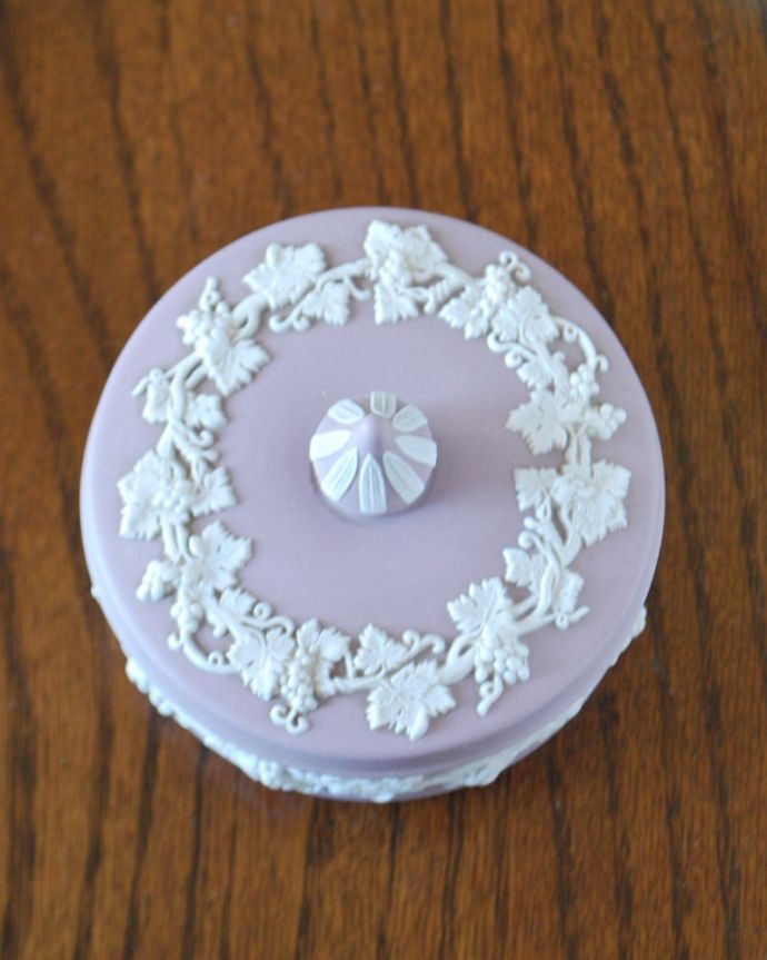 アンティーク 陶磁器の雑貨　アンティーク雑貨　ウェッジウッドのアンティークジャスパーウェア、ライラック色のフタ付き小物入れ。宝石のような美しさを追求した焼き物なんとも言えない滑らかな手触りが、ジャスパーウエアの特長。(m-4047-z)