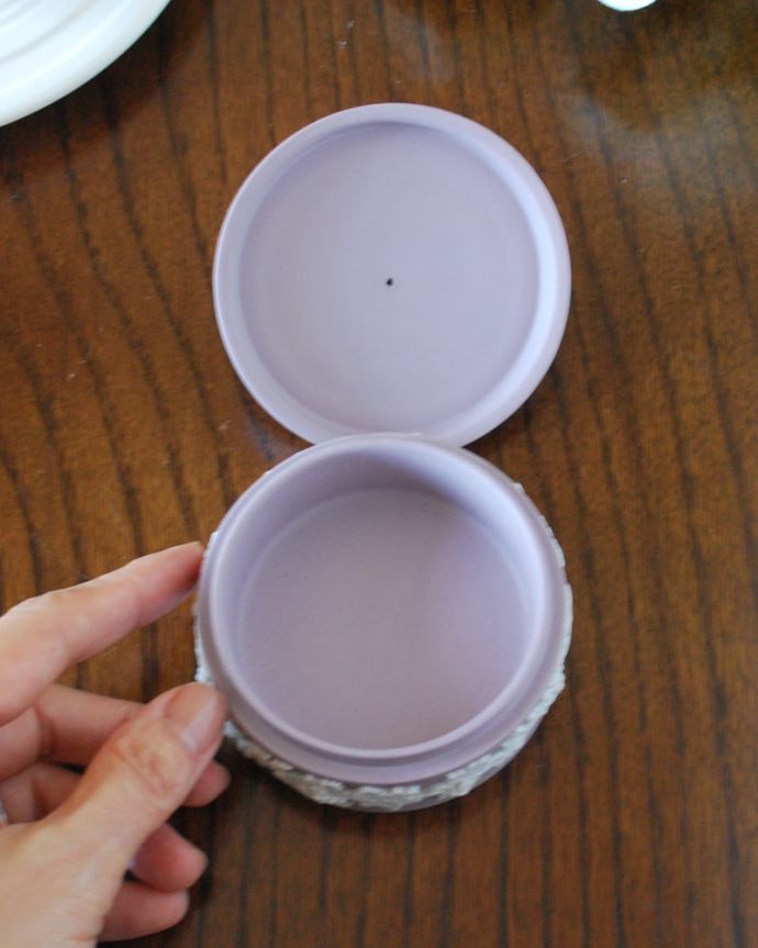 アンティーク 陶磁器の雑貨　アンティーク雑貨　ウェッジウッドのアンティークジャスパーウェア、ライラック色のフタ付き小物入れ。中はこんな感じですアンティークのため、多少の欠け・傷がある場合がありますが、使用上問題はありませんので、ご了承下さい。(m-4047-z)