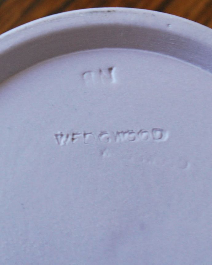 アンティーク 陶磁器の雑貨　アンティーク雑貨　ウェッジウッドのアンティークジャスパーウェア、ライラック色のフタ付き小物入れ。裏側には品質の証ひっくり返して見ると、ウェッジウッドのマークを見つけることが出来ます。(m-4047-z)