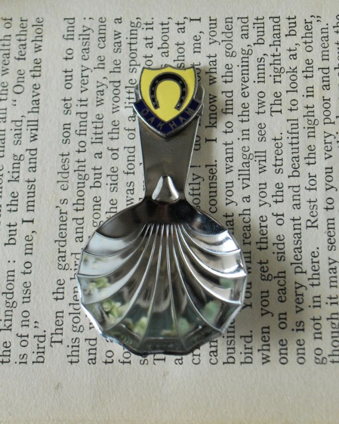 アンティーク シルバー製　アンティーク雑貨　英国のアンティーク雑貨、馬蹄鉄の形をしたキャディスプーン。上から見るとこんな感じですアンティークなので多少のキズ・汚れがある場合がありますが、使用上問題はありませんので、ご了承下さい。(m-4057-z)