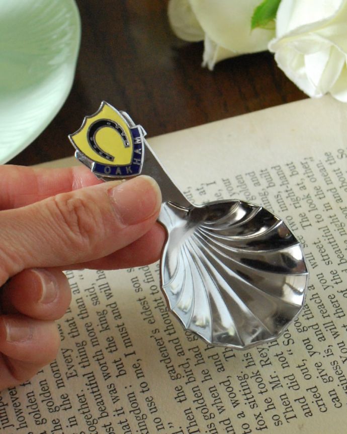 アンティーク シルバー製　アンティーク雑貨　英国のアンティーク雑貨、馬蹄鉄の形をしたキャディスプーン。大きさはこれくらいですコレクションしたくなるくらい、いろんなデザインのものがあります。(m-4057-z)