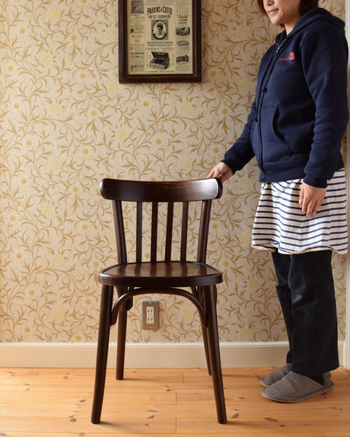 ベントウッドチェア　アンティーク チェア　カフェタイプのベントウッドチェア、アンティークの英国インテリア。英国紳士のようにカッコいいベントウッドチェアカッコいい背もたれのデザインが特長的なベントウッドチェア。(m-406-c)