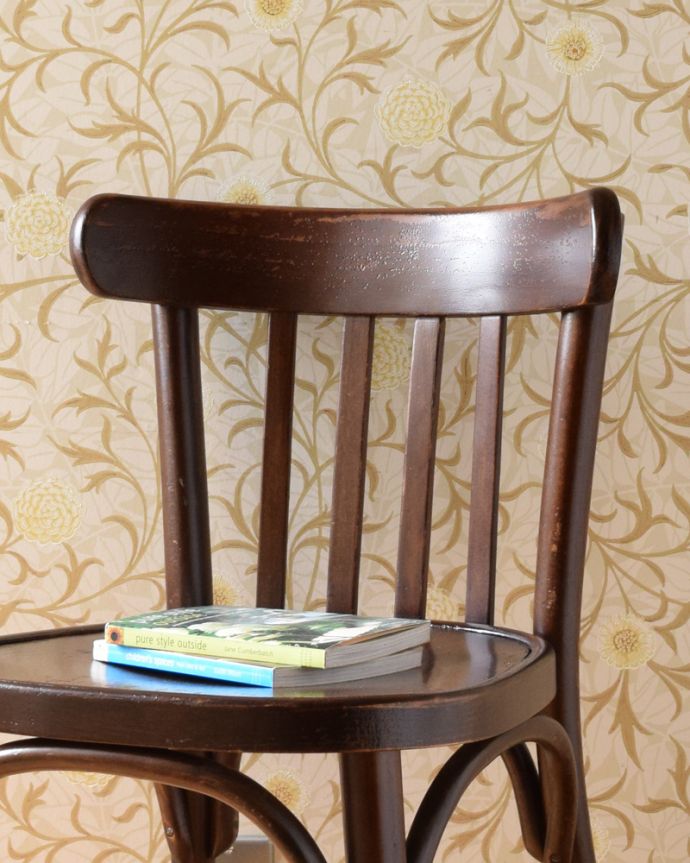 ベントウッドチェア　アンティーク チェア　カフェタイプのベントウッドチェア、アンティークの英国インテリア。美しいだけじゃなくて強い！座面の下にはベントウッドらしい曲線の木。(m-406-c)