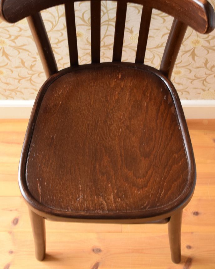 ベントウッドチェア　アンティーク チェア　カフェタイプのベントウッドチェア、アンティークの英国インテリア。座面にも個性があります背もたれだけじゃなく座面にも注目！丸みを帯びた可愛い座面がベントウッドの特長です。(m-406-c)