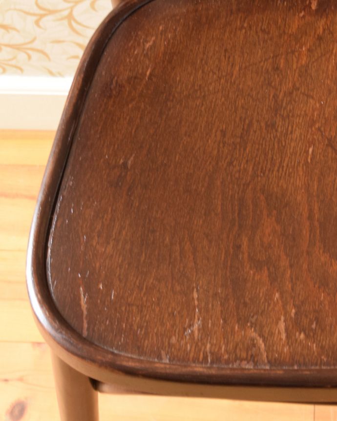 ベントウッドチェア　アンティーク チェア　カフェタイプのベントウッドチェア、アンティークの英国インテリア。近くで見てみるとそれぞれ模様が違うベントウッドチェアの座面。(m-406-c)