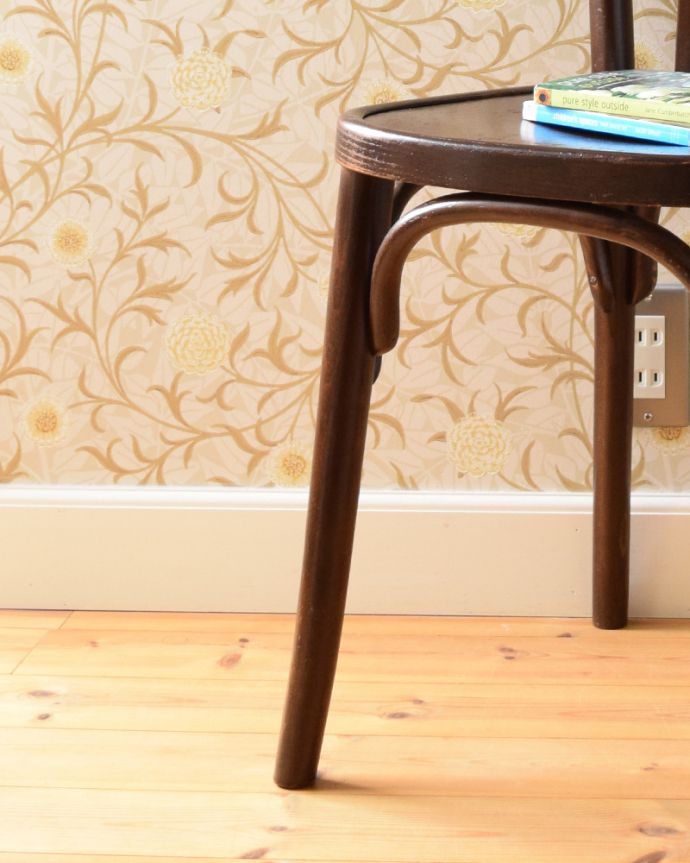 ベントウッドチェア　アンティーク チェア　カフェタイプのベントウッドチェア、アンティークの英国インテリア。移動もラクラクHandleのアンティークチェアの脚の裏には、フェルトキーパーをお付けしていますので、床を滑らせてお使い頂けます。(m-406-c)