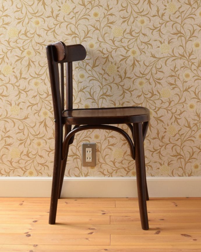 ベントウッドチェア　アンティーク チェア　カフェタイプのベントウッドチェア、アンティークの英国インテリア。横顔も英国らしいカッコよさ英国のパブの雰囲気たっぷりのベントウッドチェアは、横から見てもカッコイイんです。(m-406-c)