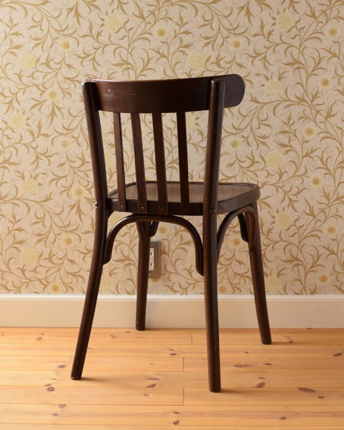 ベントウッドチェア　アンティーク チェア　カフェタイプのベントウッドチェア、アンティークの英国インテリア。カッコいい後ろ姿にも自信があります！アンティークは新品ではないので経年変化によるキズはありますが、しっかり修復して組み直したので安心して座って下さい。(m-406-c)